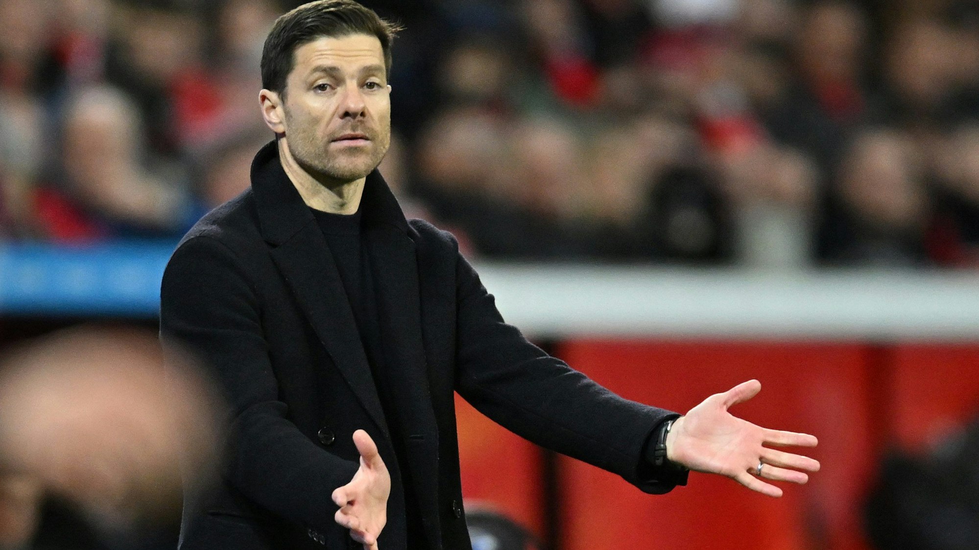 Leverkusens Trainer Xabi Alonso gestikuliert an der Seitenlinie beim Spiel gegen Mainz.