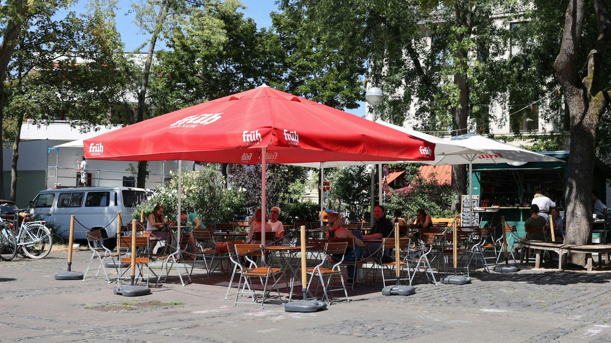 10.08.2022
Köln:
Gastronomie mit Abendsonne: Morio Wein- und Kaffeehaus auf dem Schillplatz in Nippes