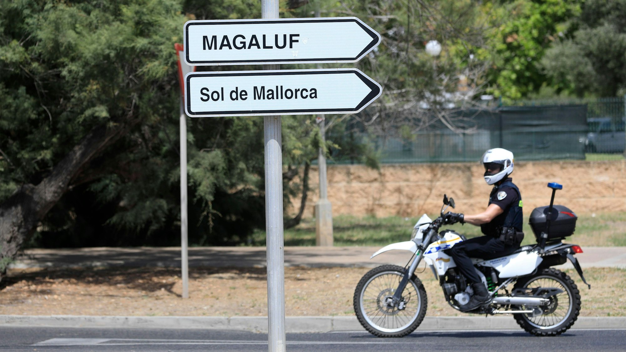 Ein Polizist, der auf einem Motorrad fährt.