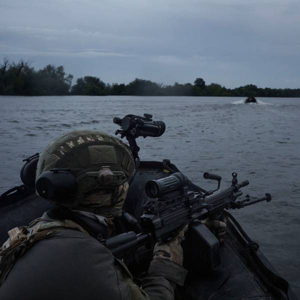 Ukrainische Soldaten fahren mit einem Boot auf dem Fluss Dnipro an der Frontlinie in der Nähe von Cherson. (Archivbild)