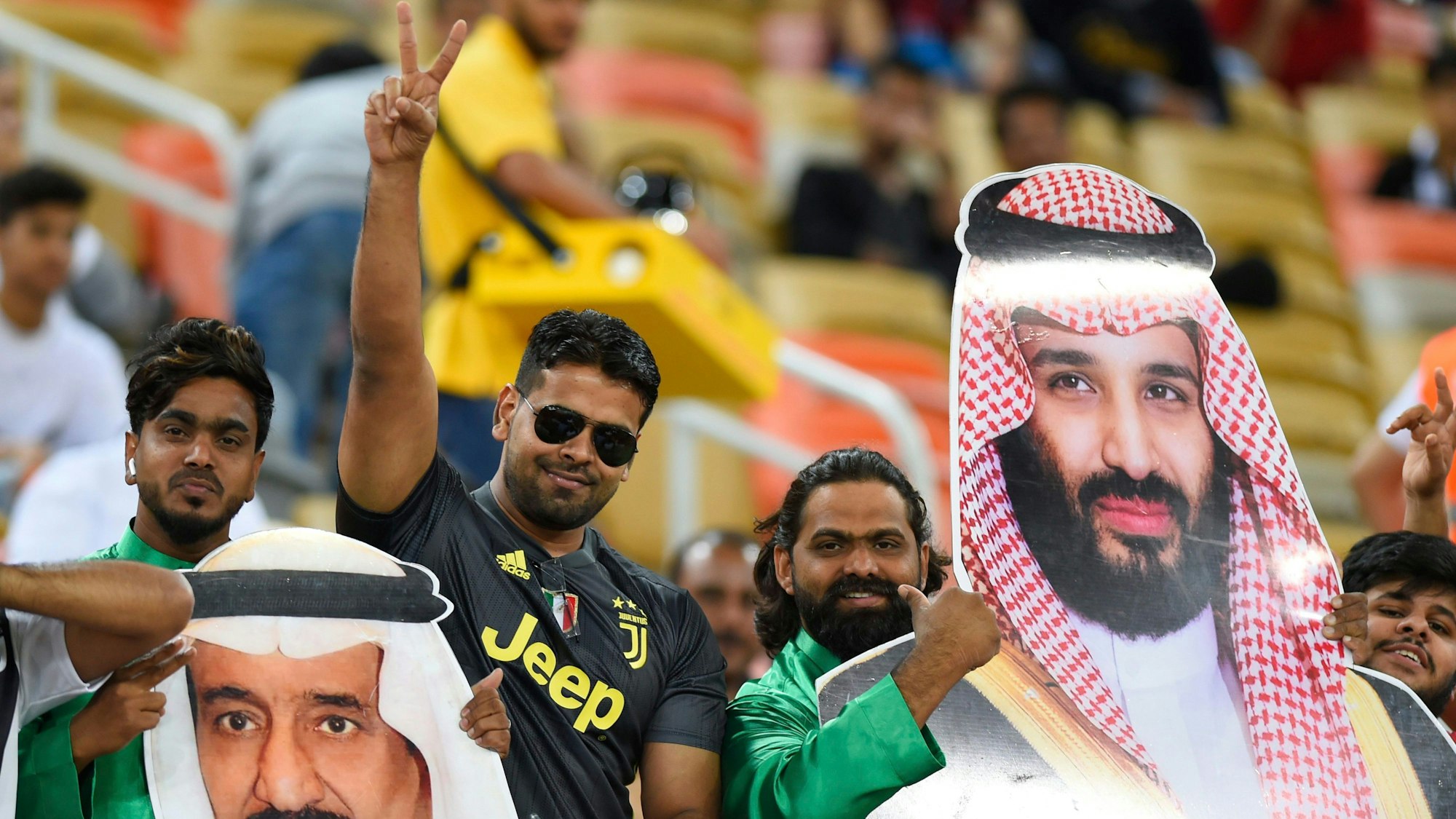 Saudische Fans halten Bilder von Saudi-Arabiens König Salman und dem Kronprinzen Mohammed bin Salman vor dem Endspiel des italienischen Fußball-Supercups zwischen dem AC Mailand und Juventus Turin im King Abdullah Stadion.