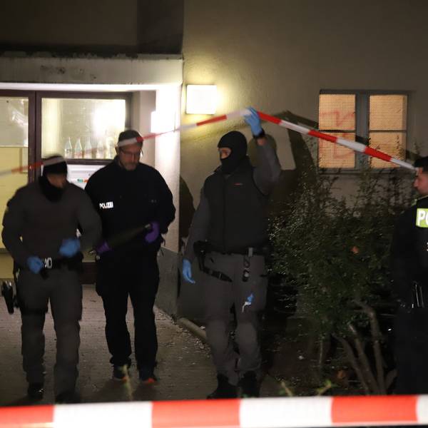 28.02.2024, Berlin: Beamte tragen einen als gefährlich eingestuften Gegenstand aus dem Wohnhaus der früheren RAF-Terroristin Daniela Klette, das wegen einer möglichen Gefahr geräumt wurde. Die frühere Terroristin der Roten Armee Fraktion (RAF), Daniela Klette, war am Montag in Berlin-Kreuzberg gefasst worden. (bestmögliche Qualität)