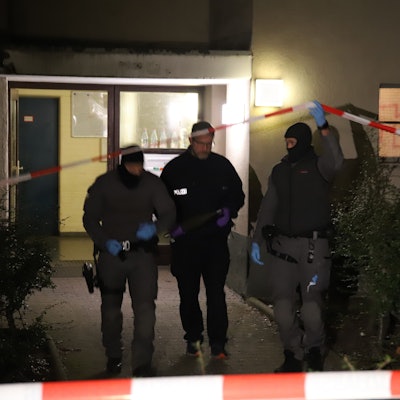 28.02.2024, Berlin: Beamte tragen einen als gefährlich eingestuften Gegenstand aus dem Wohnhaus der früheren RAF-Terroristin Daniela Klette, das wegen einer möglichen Gefahr geräumt wurde. Die frühere Terroristin der Roten Armee Fraktion (RAF), Daniela Klette, war am Montag in Berlin-Kreuzberg gefasst  worden. (bestmögliche Qualität)