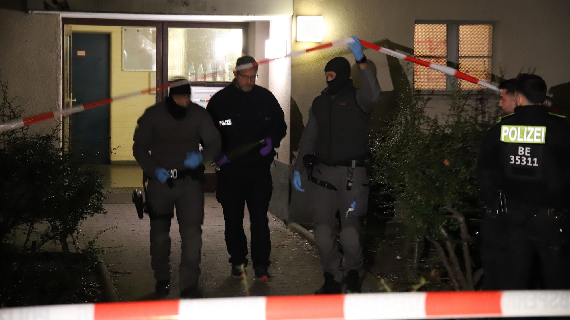 28.02.2024, Berlin: Beamte tragen einen als gefährlich eingestuften Gegenstand aus dem Wohnhaus der früheren RAF-Terroristin Daniela Klette, das wegen einer möglichen Gefahr geräumt wurde. Die frühere Terroristin der Roten Armee Fraktion (RAF), Daniela Klette, war am Montag in Berlin-Kreuzberg gefasst worden. (bestmögliche Qualität)