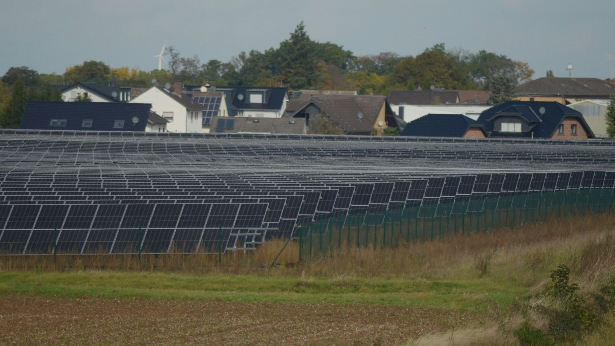 Der Solarpark zwischen Euskirchen-Wüschheim und dem Weilerswister Ortsteil Ottenheim, den man im Hintergrund erkennt.