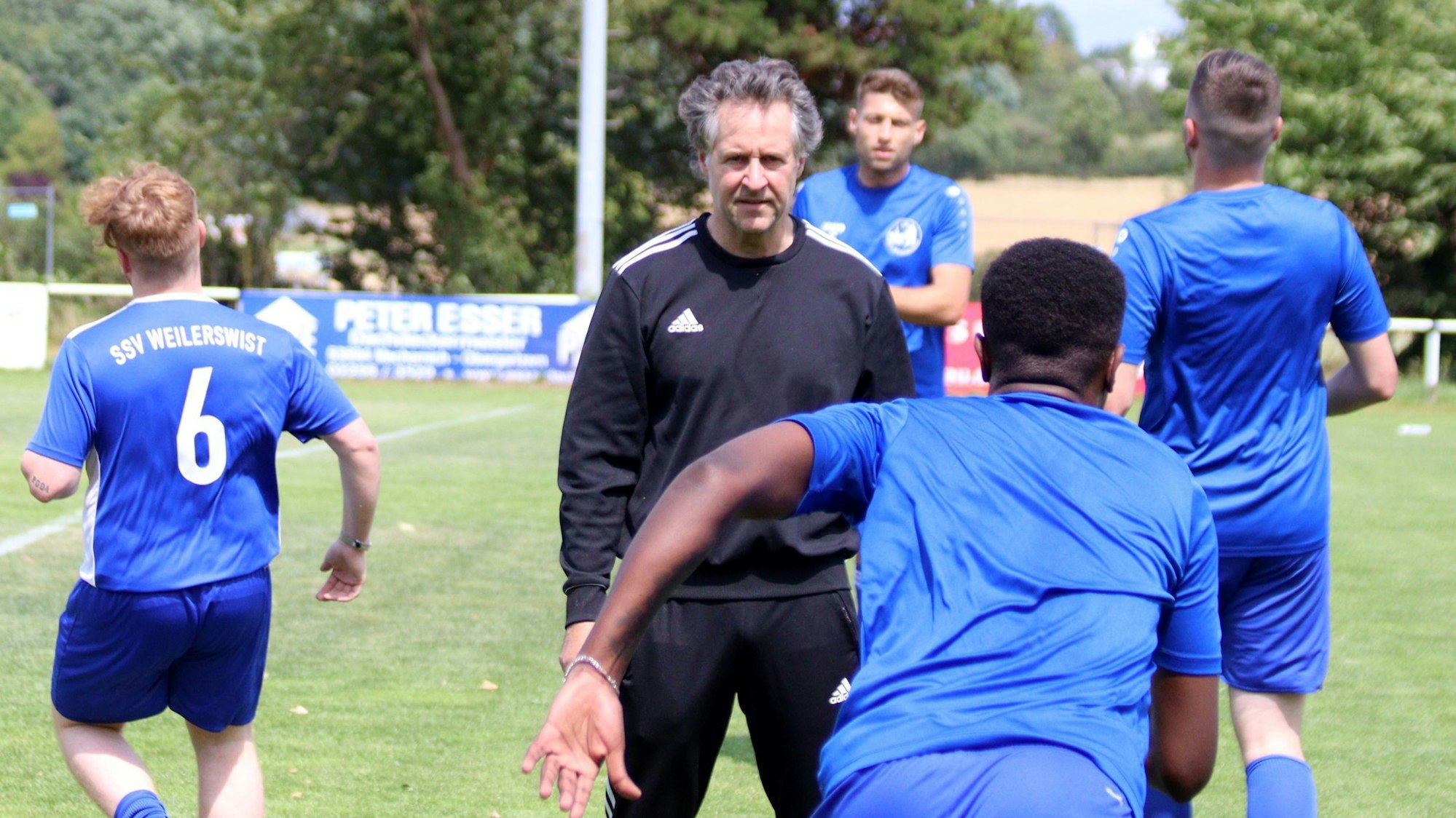 Horst Bartz beobachtet die Spieler des SSV Weilerswist beim Warmmachen vor einer Partie.