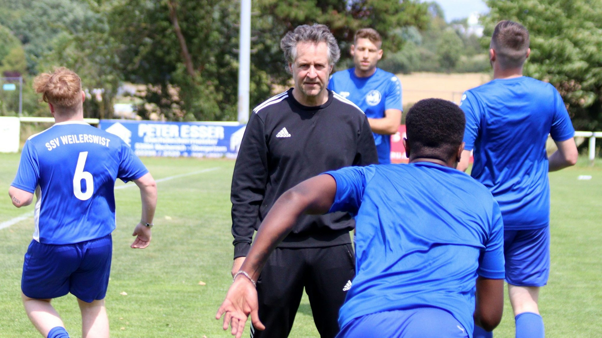 Horst Bartz beobachtet die Spieler des SSV Weilerswist beim Warmmachen vor einer Partie.
