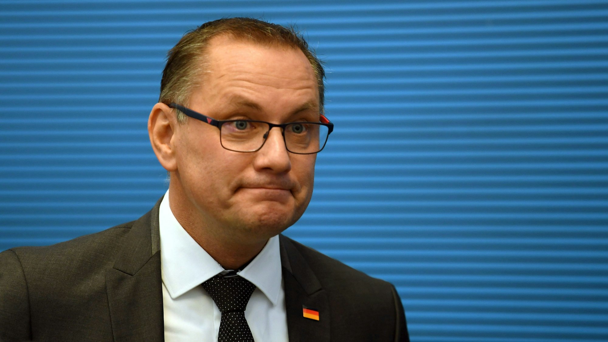 ARCHIV - 11.10.2023, Berlin: Tino Chrupalla, AfD-Bundesvorsitzender und Fraktionsvorsitzender der AfD, äußert sich am Rande einer Pressekonferenz zu dem Vorfall in Ingolstadt. (zu dpa: «AfD-Chef Chrupalla scheitert mit Beschwerde gegen Ermittlungsende») Foto: Serhat Kocak/dpa +++ dpa-Bildfunk +++