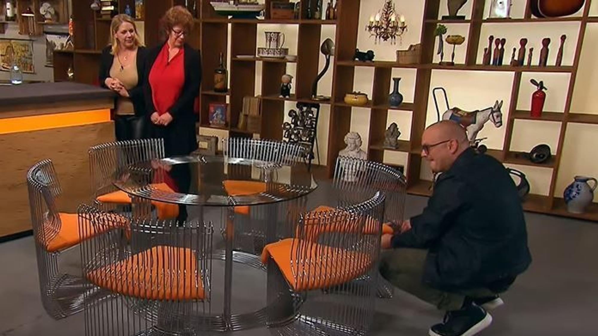 „Bares für Rares“-Experte Sven Deutschmanek (r.) begutachtet die „Pantonova“, die Tochter und Mutter (v.l.) aus Bonn mitgebracht haben.