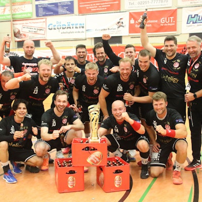 Die erste Mannschaft des TV Palmersheim freut sich über den Kreispokalsieg 2022. Der Pokal steht auf einem Podest aus Bierkisten.