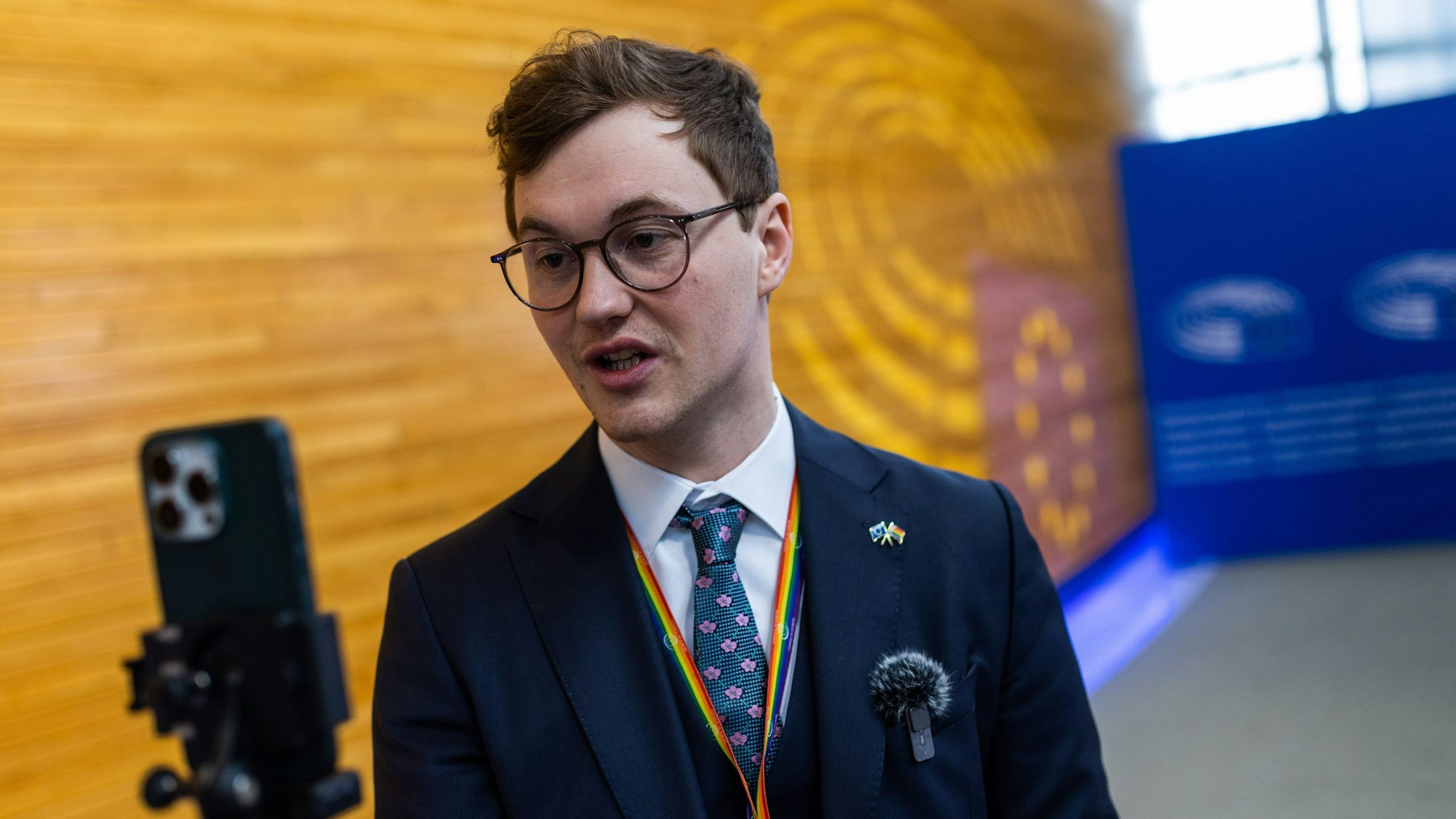ARCHIV - 18.04.2023, Frankreich, Straßburg: Malte Lenz Gallée (Bündnis 90 / Die Grünen), Mitglied der Fraktion Greens/EFA, steht im Gebäude des Europäischen Parlaments und nimmt mit seinem Smartphone ein Video für TikTok auf.