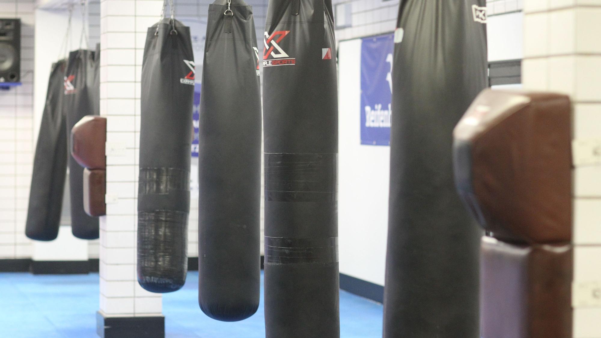 Zehn Sandsäcke hängen in der Trainingshalle von der Decke.
