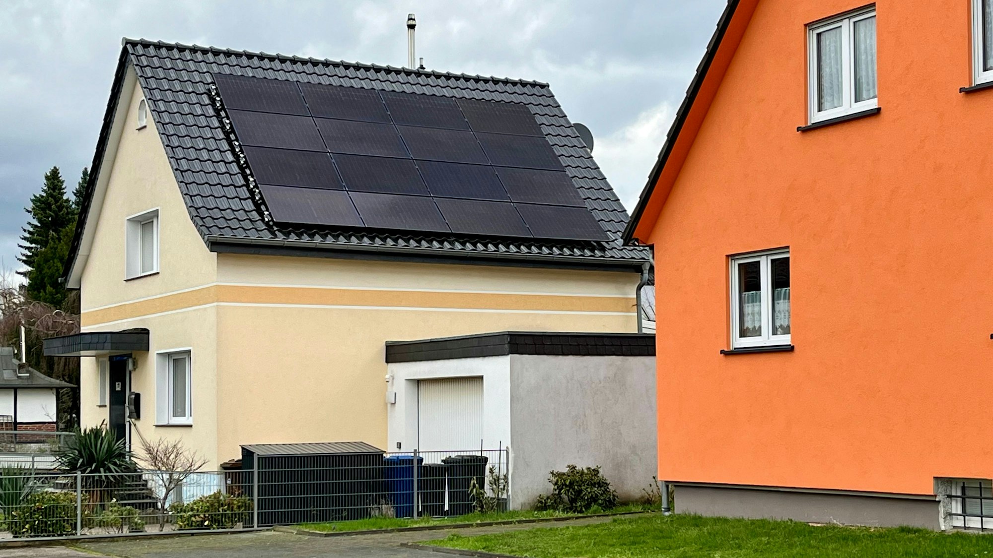 Fotovoltaik-Panele sind auf einem Hausdach montiert.