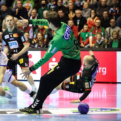 VfL-Handballer Miro Schluroff überwindet den Magdeburger Torhüter Nikola Portner.