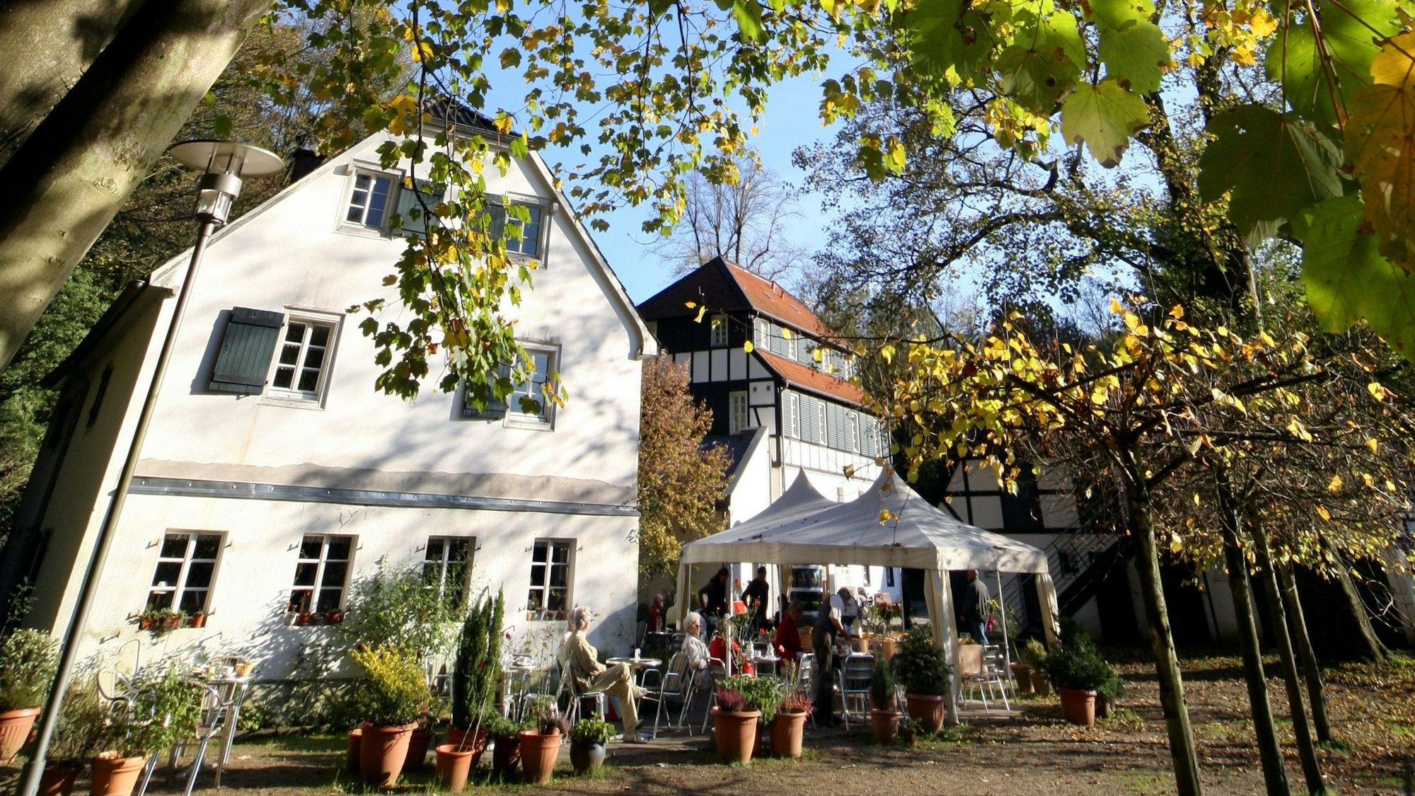 Eine herbstliche Außenansicht des Café Alte Dombach im LVR-Industriemuseum. (Archivbild)