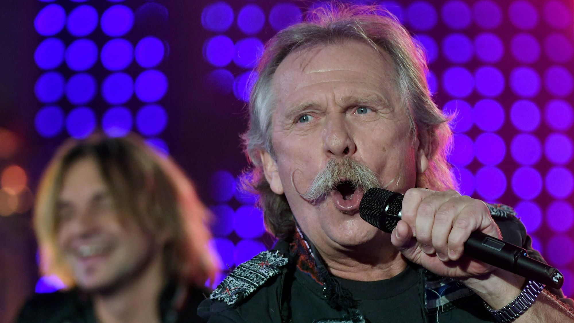 Henning Krautmacher, der Sänger und Frontmann der Kölner Band Höhner, bei einem Auftritt.