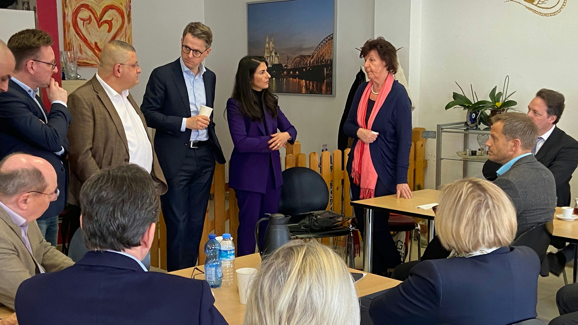 Einige Menschen stehe, einige sitzen. Viele schauen zu einem Mann mit Brille. Es ist Carsten Linnemann, der CDU-Generalsekretär.