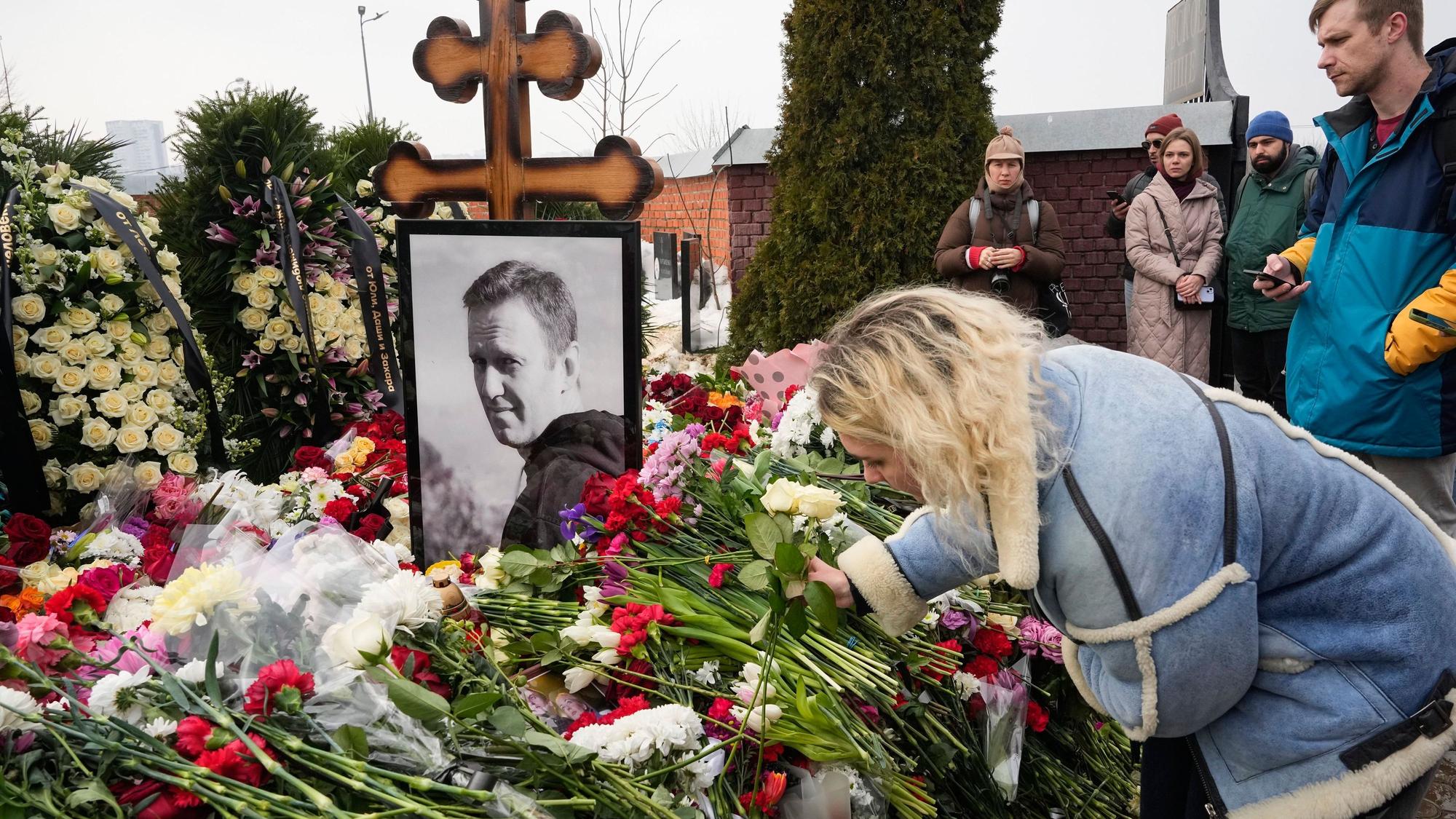 Eine Frau legt einen Tag nach der Beerdigung von Alexej Nawalny auf dem Borisowski-Friedhof Blumen am Grab ab. Nawalny, der der schärfste Gegner von Präsident Wladimir Putin war, wurde nach einer Beerdigung, an der Tausende von Trauernden teilnahmen, unter starker Polizeipräsenz beigesetzt.