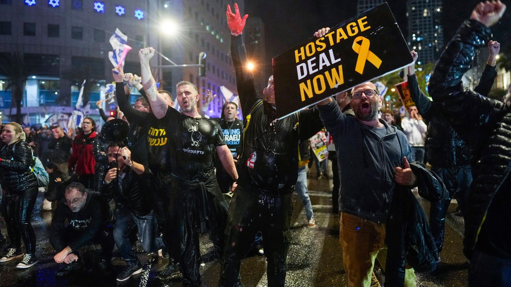 Demonstranten rufen Slogans während einer Demonstration gegen die Regierung des israelischen Ministerpräsidenten Netanjahu.