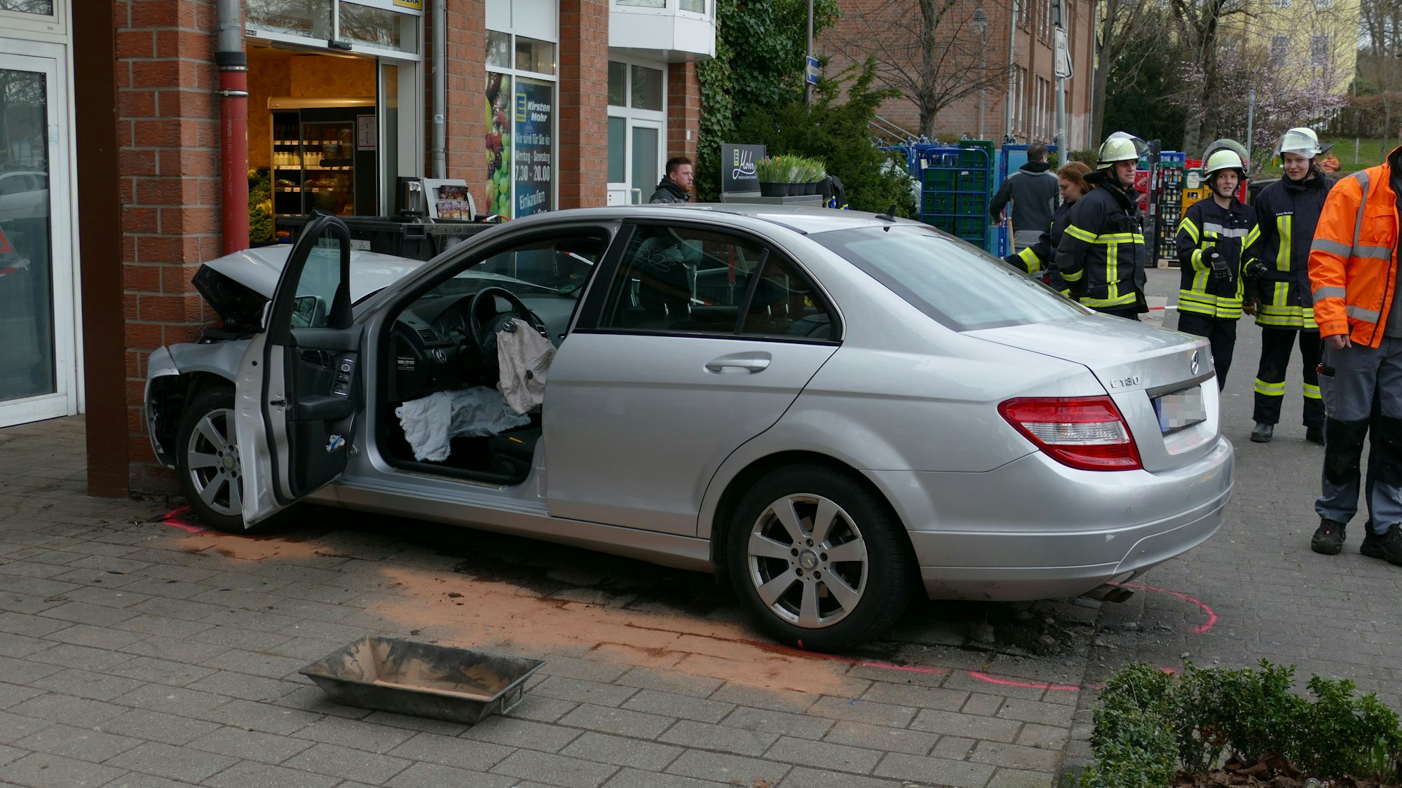 Ein Auto ist gegen eine Hauswand geprallt.