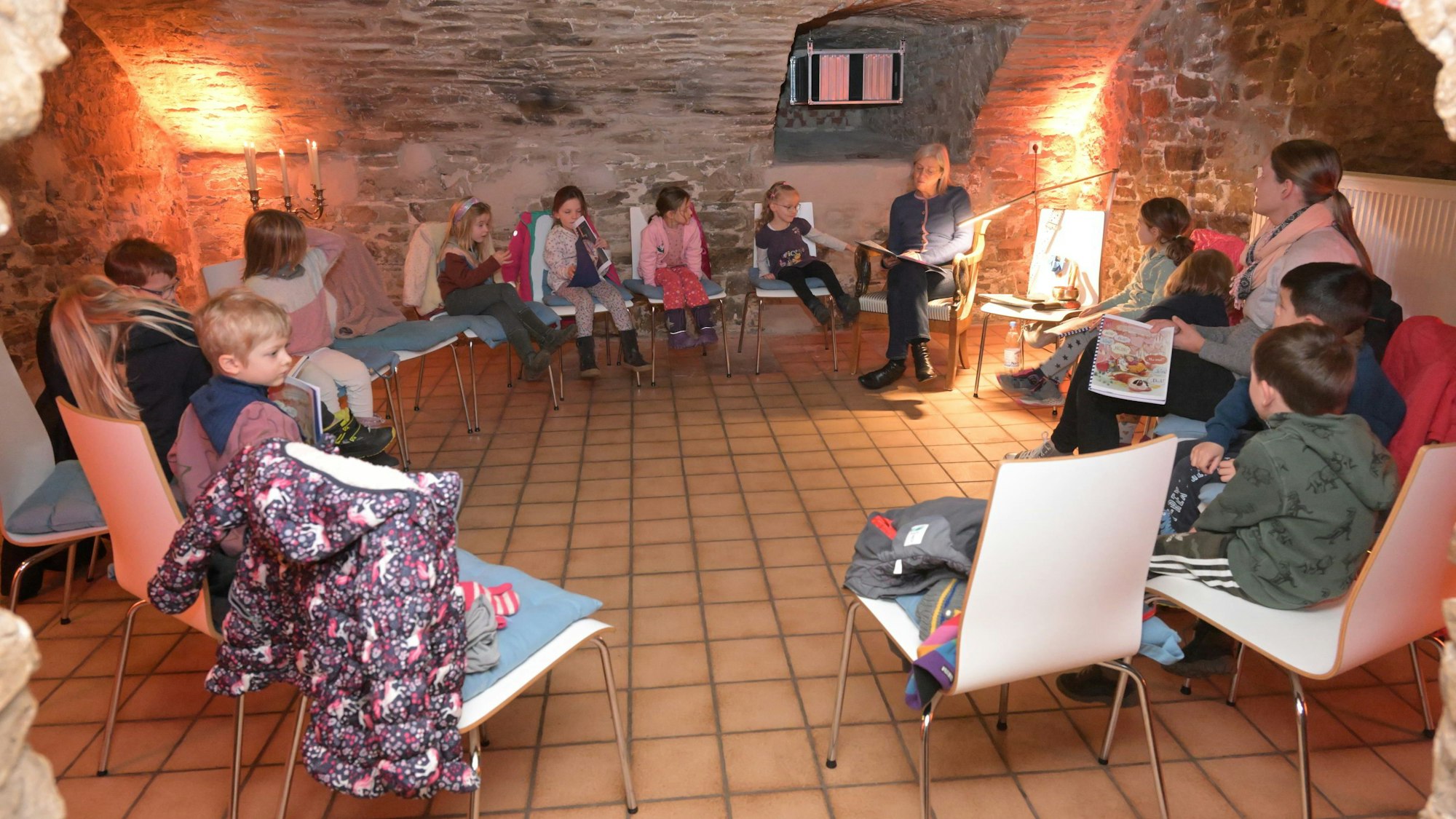 Vorleseaktion der Bürgerstiftung im Gewölbekeller von Schloss Eulenbroich.