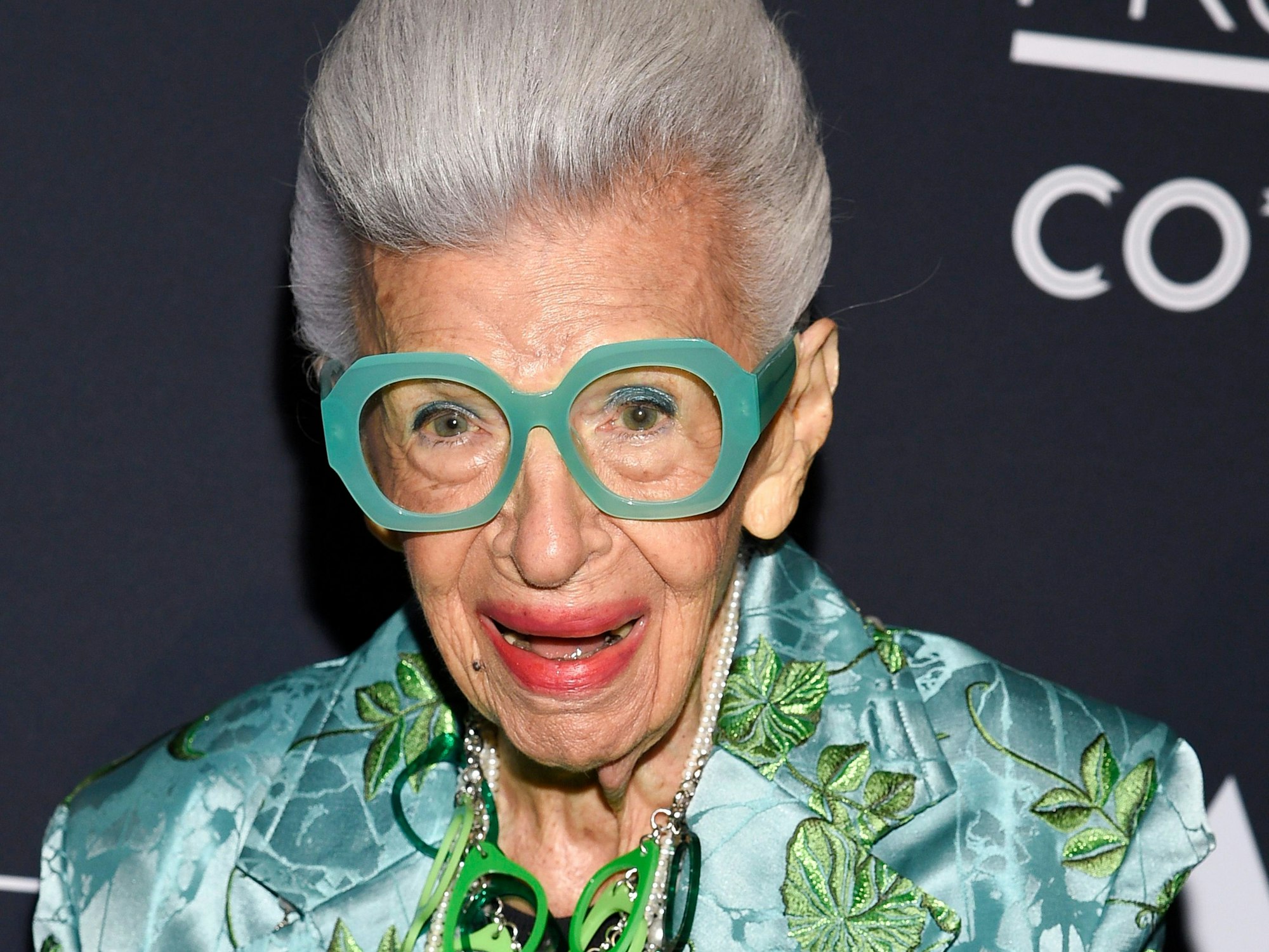 Preisträgerin Iris Apfel 2021 beim Superheldenpreis.