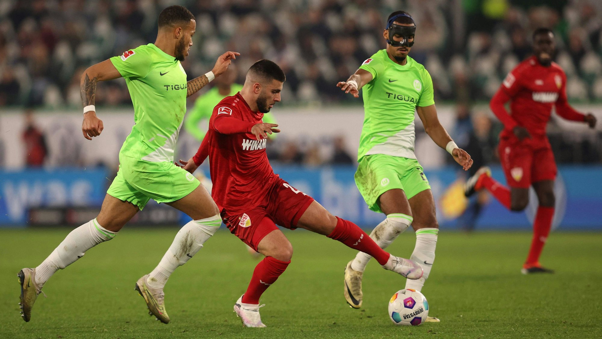 V.l.:Lukas Nmecha, Deniz Undav (VfB Stuttgart) und Moritz Jenz beim Bundesliga-Spiel VfB Stuttgart gegen VfL Wolfsburg.