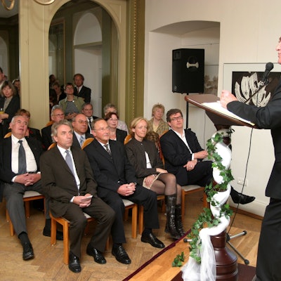 Bürgermeister Dieter Happ (r.) begrüßt im Mai 2004 zur feierlichen Gründung der von ihm initiierten Bürgerstiftung auf Schloss Eulenbroich.