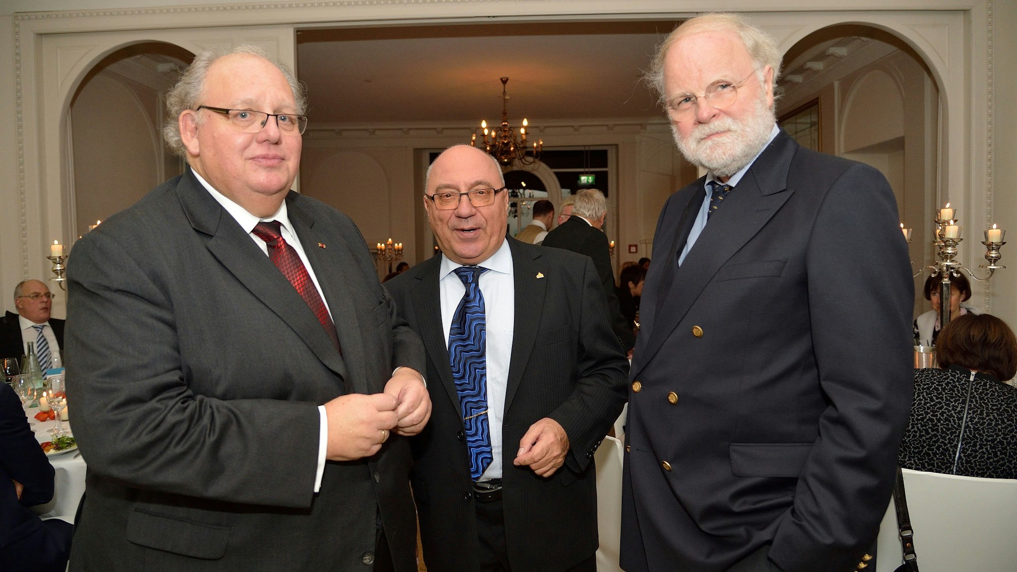 Spendengala der Bürgerstiftung Rösrath mit Bestseller-Autor Manfred Lütz (r.). Links: Norbert Lenke und Hans Vierkötter (M.)