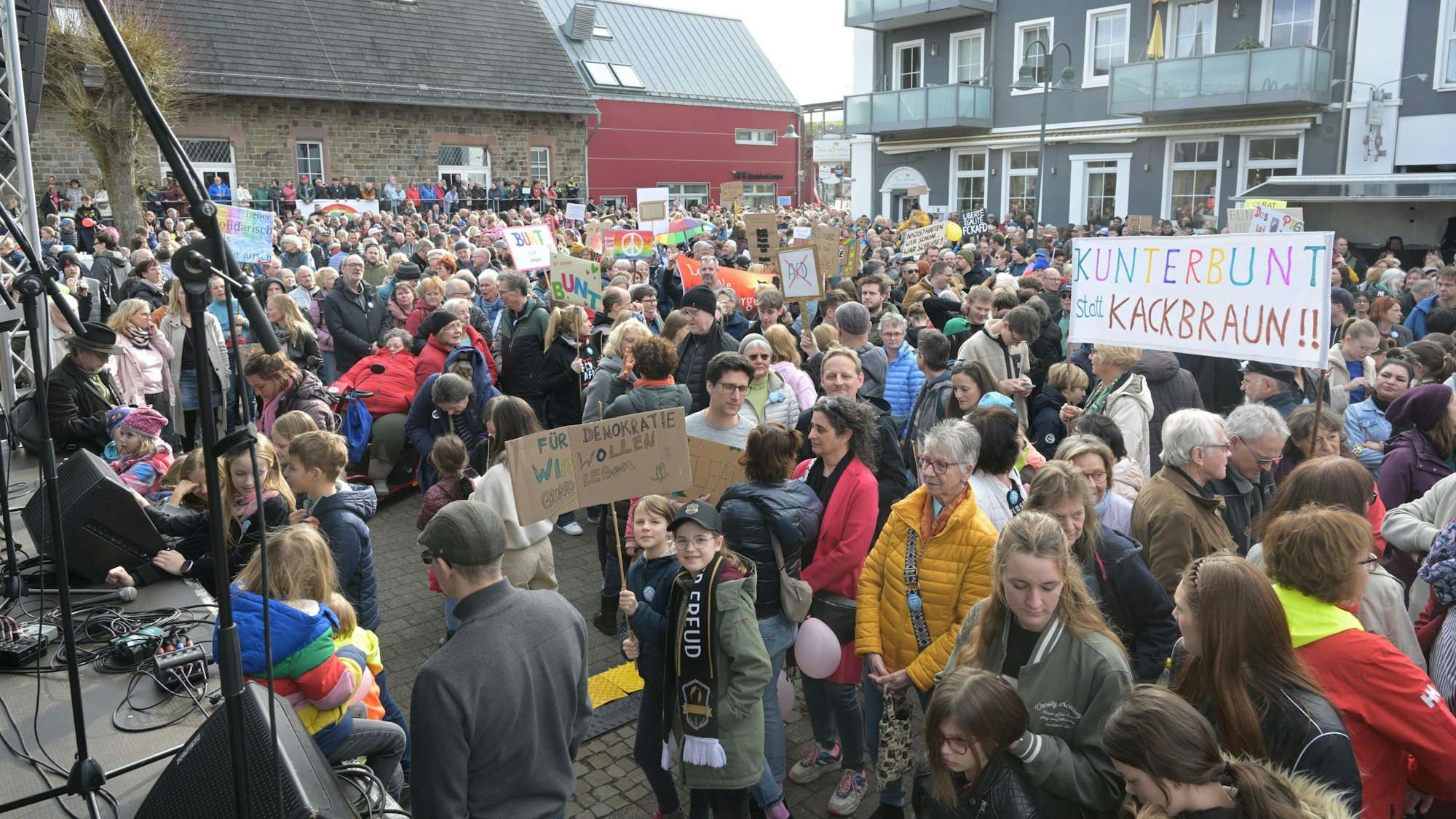 Demonstrierende stehen am Samstag (2.3.) auf dem Bahnhofplatz in Overath.