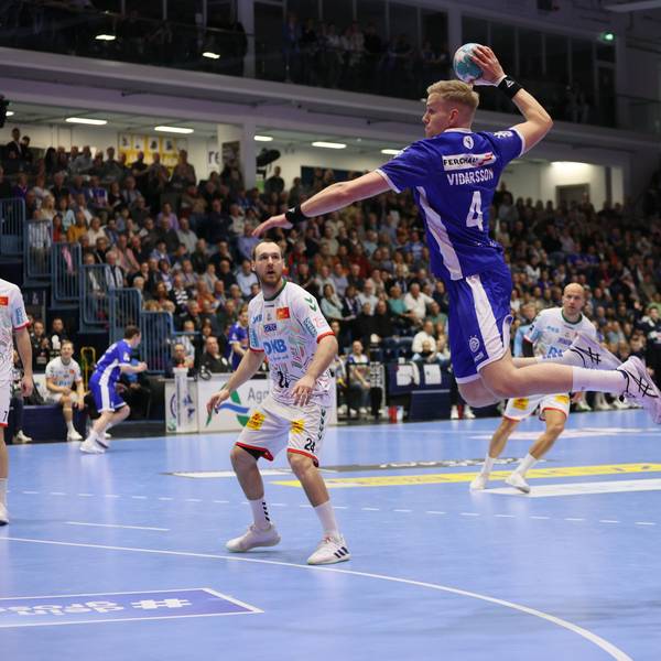 VfL-Handballer Ellidi Vidarsson im Sprungwurf auf das Tor.