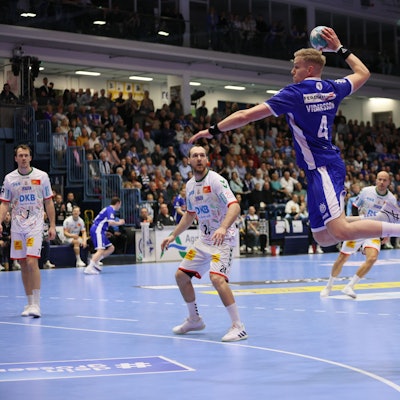 VfL-Handballer Ellidi Vidarsson im Sprungwurf auf das Tor.