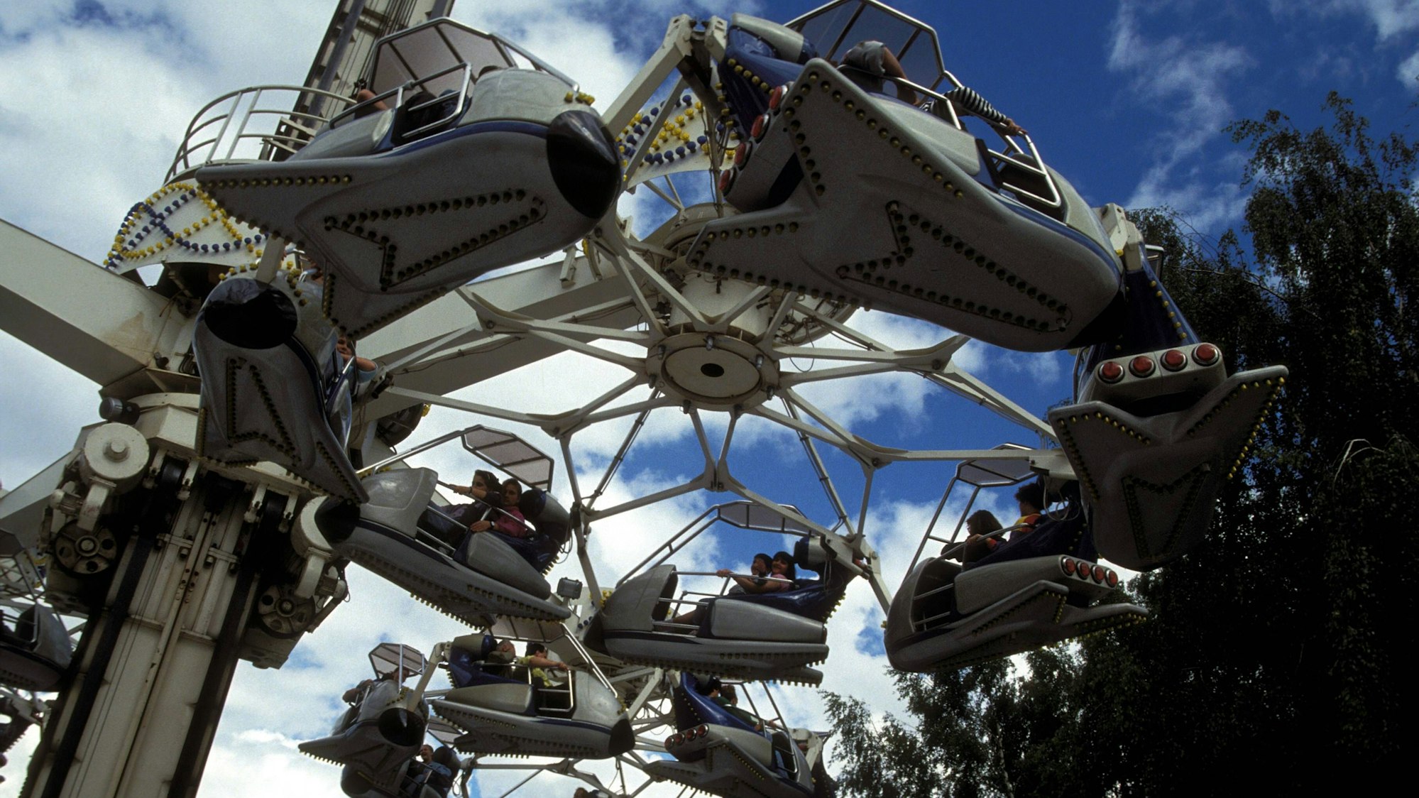 Der „Condor“ 1991 im Phantasialand. Die Gondeln gibt es nach dem Umbau in Mailand nicht mehr. Sie sind durch völlig neue ersetzt worden.