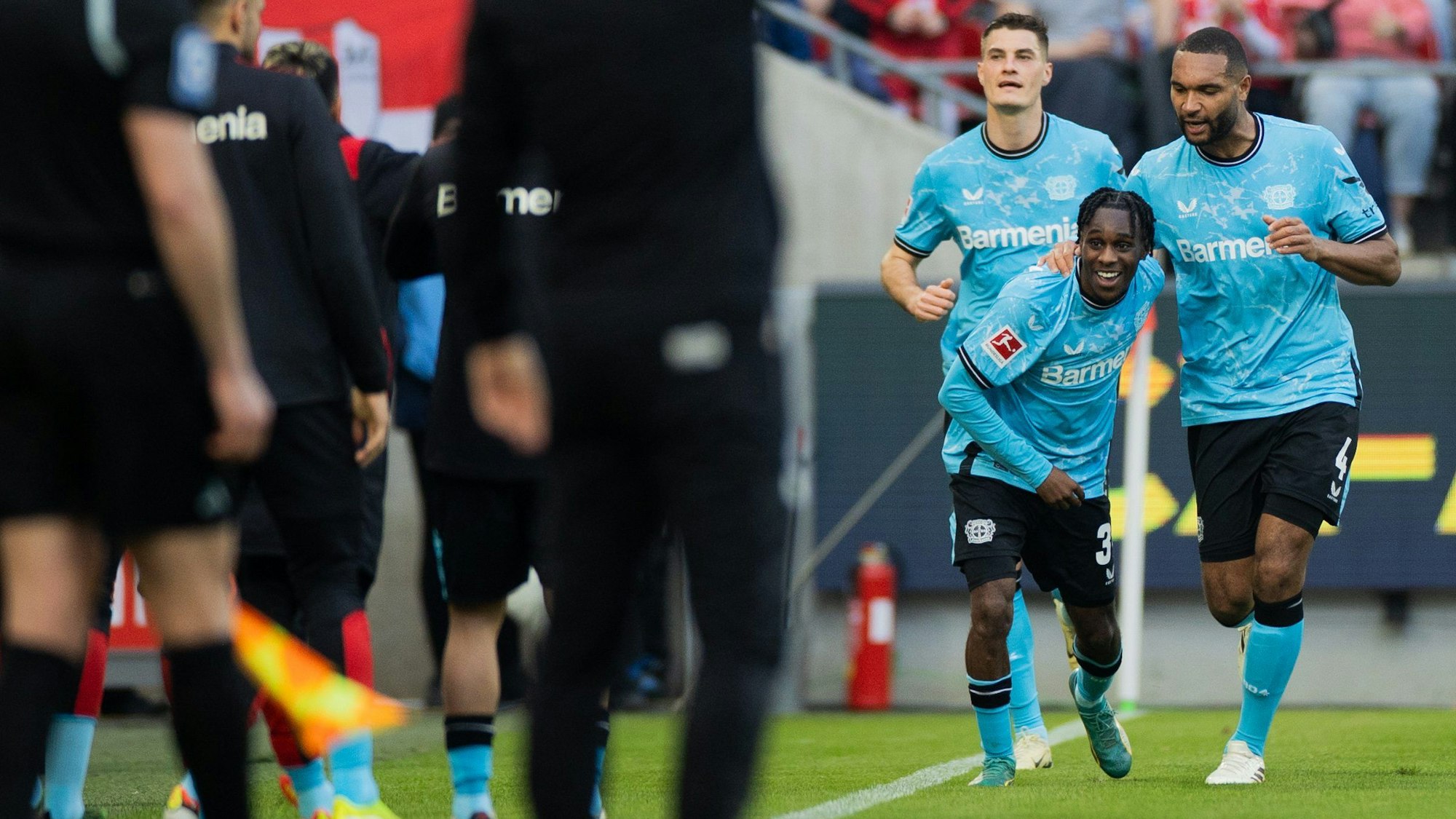 Leverkusens Jeremie Frimpong (M) bejubelt sein Tor zum 1:0.