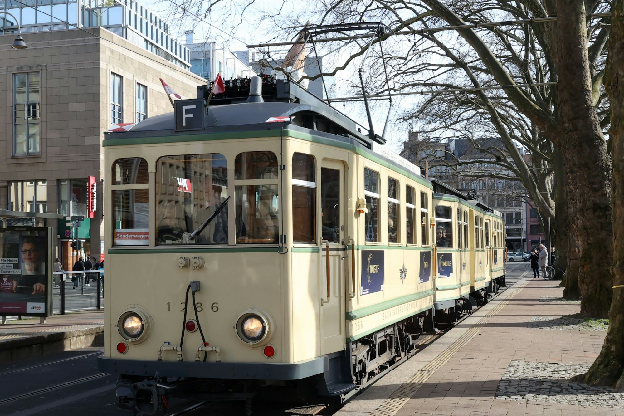 Eine historische Straßenbahn am Neumarkt