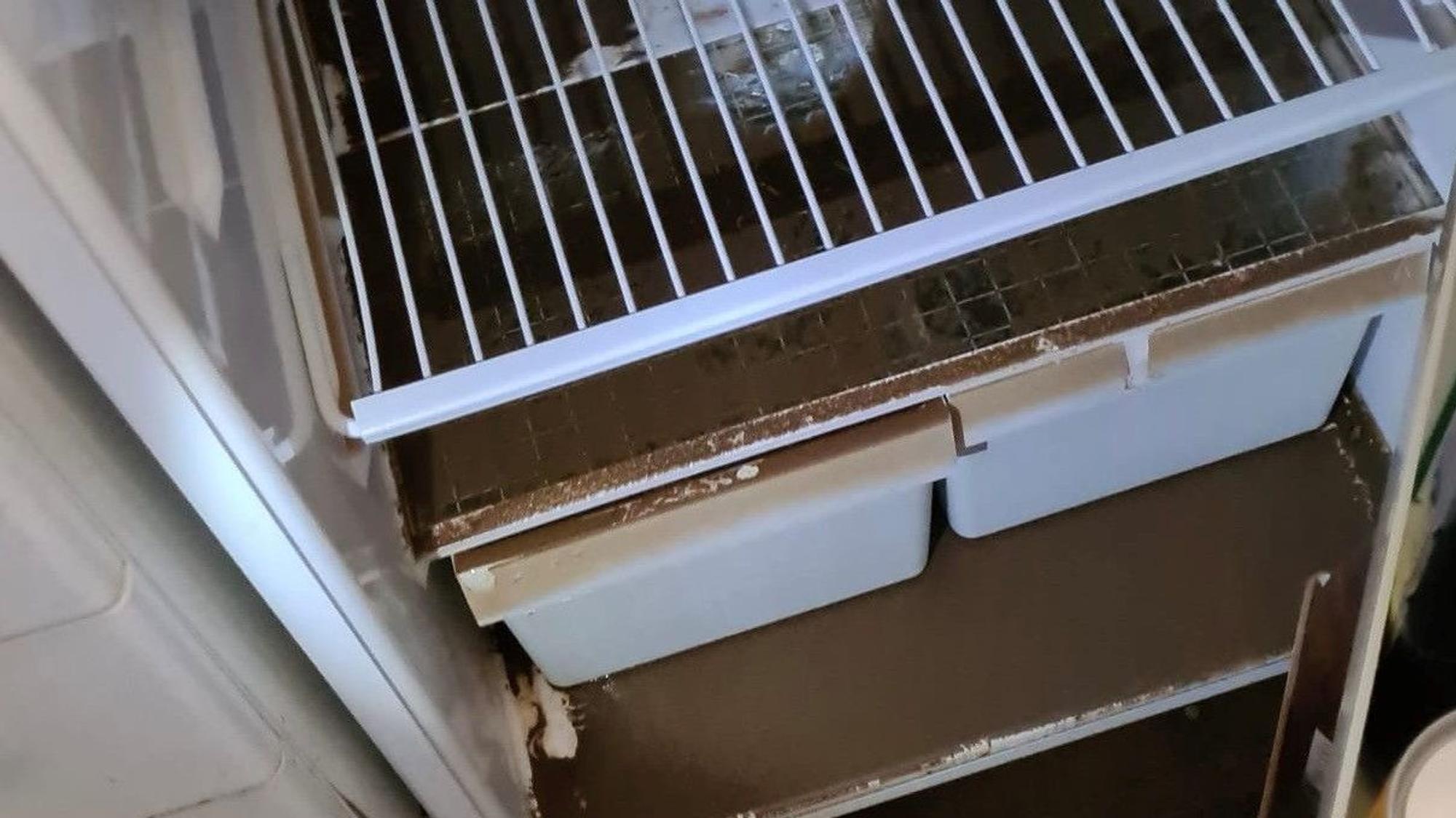 Ein mit brauner Brühe vollgelaufener Kühlschrank nach der Flut im Jahr 2021