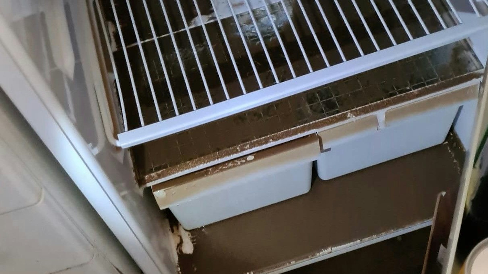 Ein mit brauner Brühe vollgelaufener Kühlschrank nach der Flut im Jahr 2021