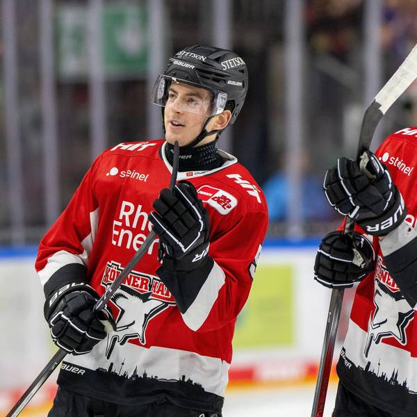 Maximilian Kammerer und Haken Haenelt Kölner der Kölner Haie auf dem Eis in der Lanxess-Arena.