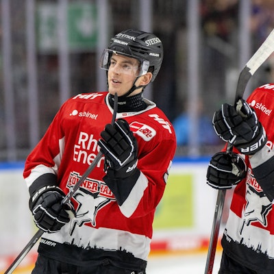 Maximilian Kammerer und Haken Haenelt Kölner der Kölner Haie auf dem Eis in der Lanxess-Arena.