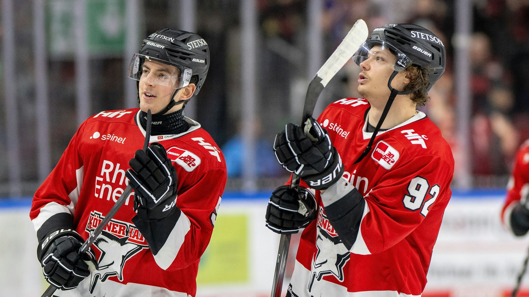 Maximilian Kammerer und Haken Haenelt Kölner der Kölner Haie auf dem Eis in der Lanxess-Arena.