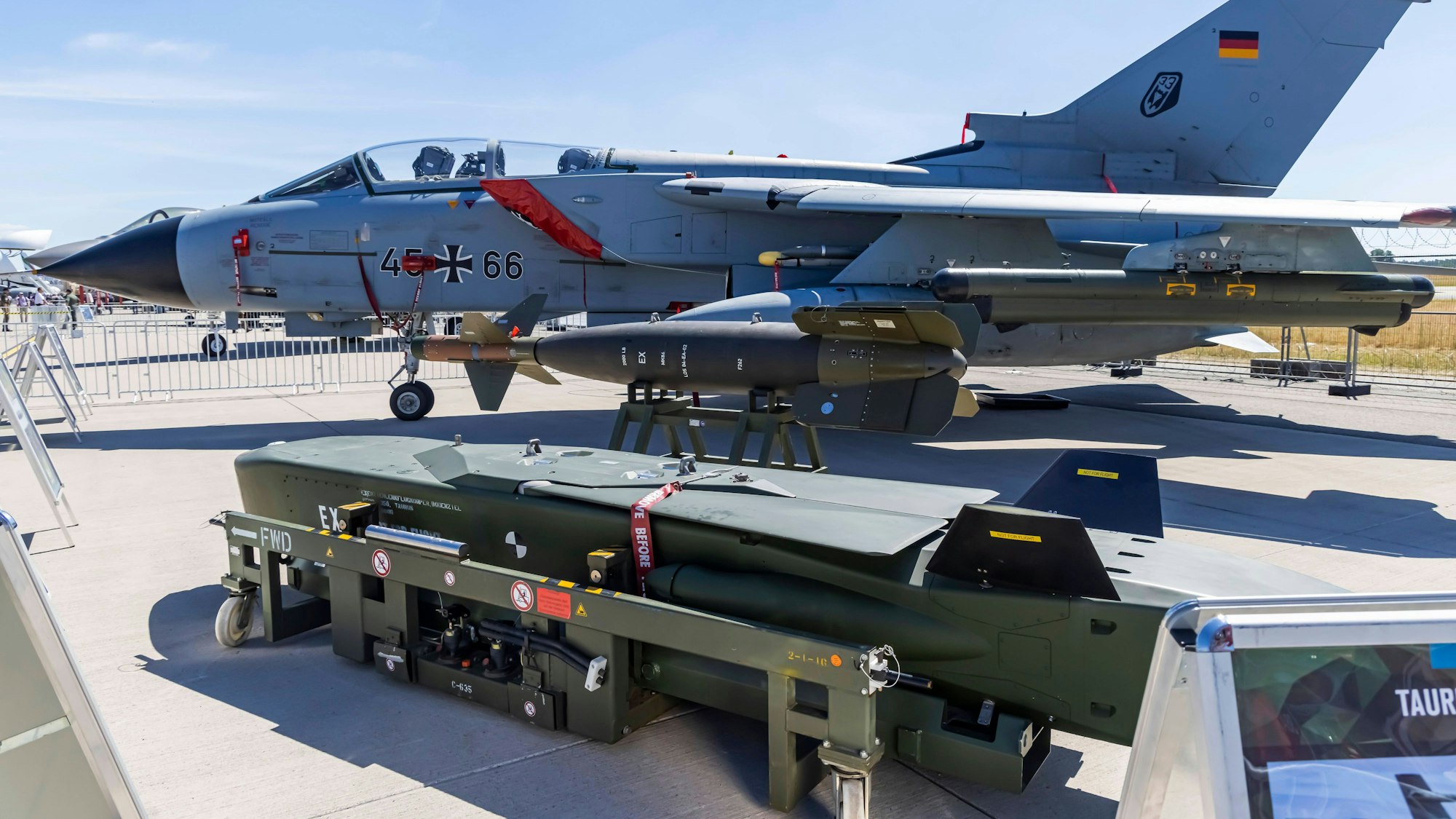 Ein Taurus-Marschflugkörper (vorne) steht vor einem deutschen Tornado-Kampfjet. Die Ukraine bittet um die Waffe zum Kampf gegen Russland. (Symbolbild)