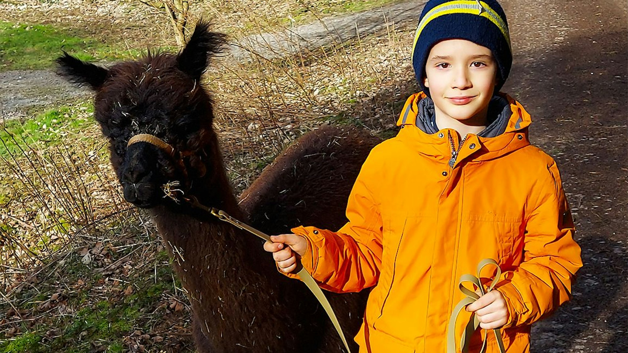 Alexander führt seinen tierischen Freund an der Leine.