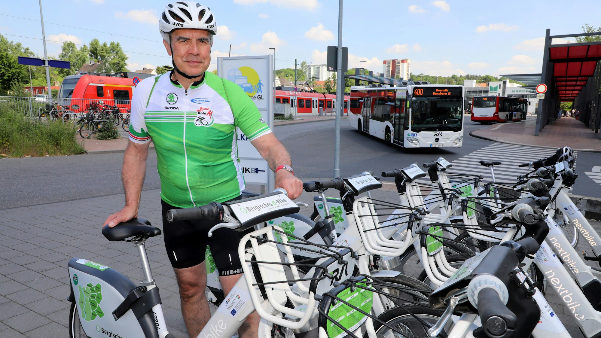Werner Schneider entleiht ein Bergische E-Bike aus der Mobilstation am Bergisch Gladbacher S-Bahnhof.