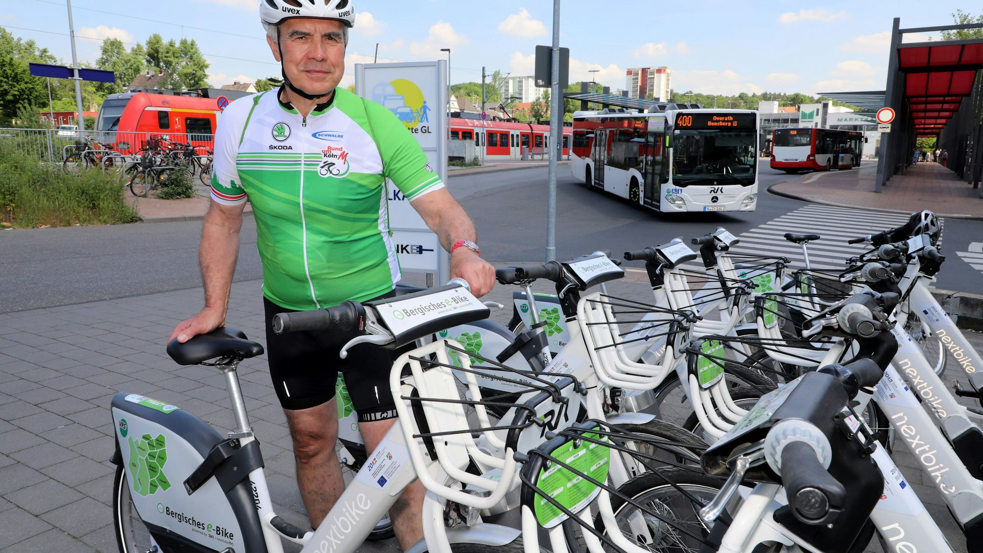 Werner Schneider stellt ein Bergisches E-Bike an der Ladestation am Gladbacher S-Bahnhof ab.