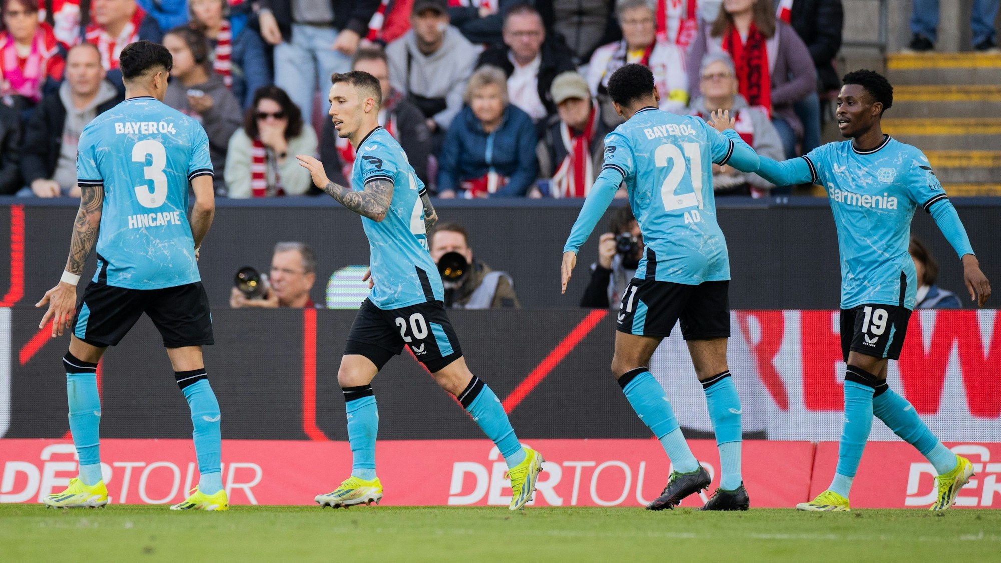 Leverkusens Alejandro Grimaldo (2.v.l.) freut sich über sein Tor zum 2:0.