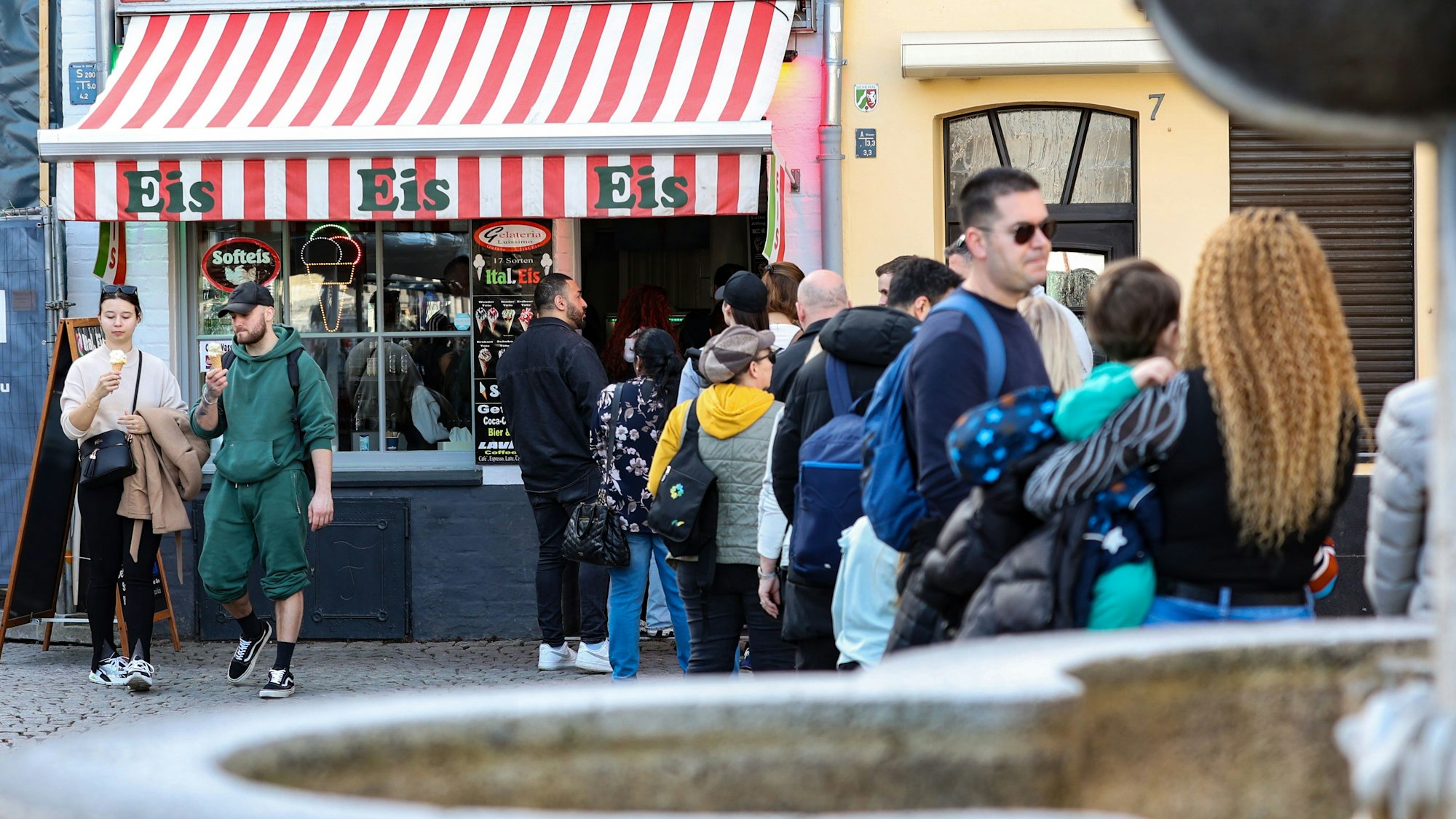 Schlange vor einem Eiscafé