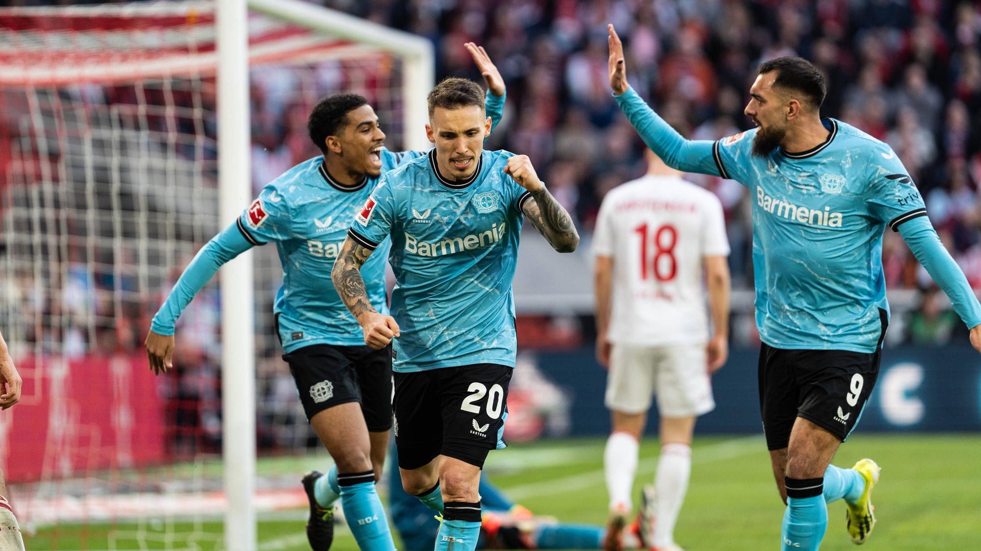Bayer jubelt über das Tor zum 2:0 durch Alex Grimaldo.