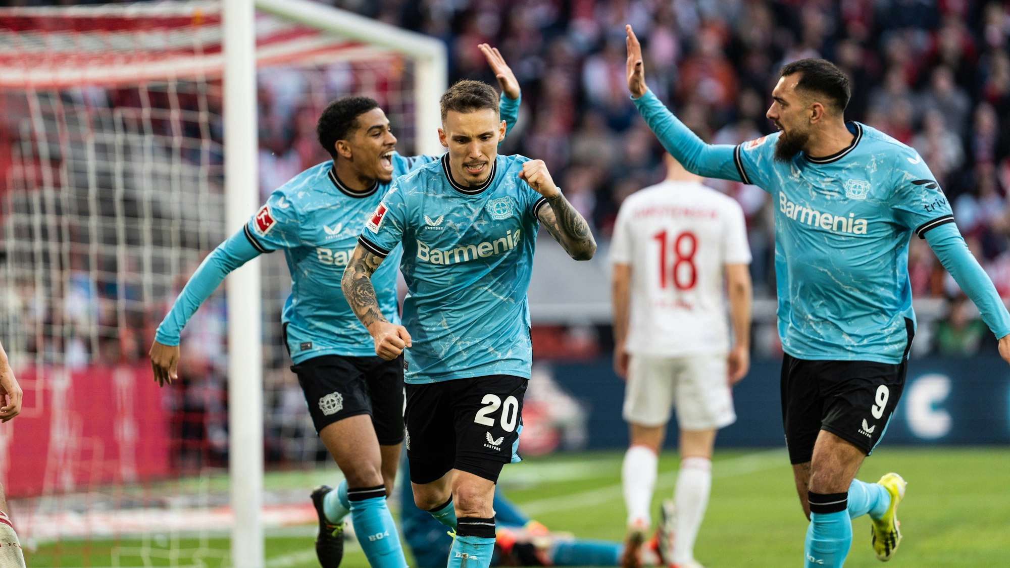 Bayer jubelt über das Tor zum 2:0 durch Alex Grimaldo.