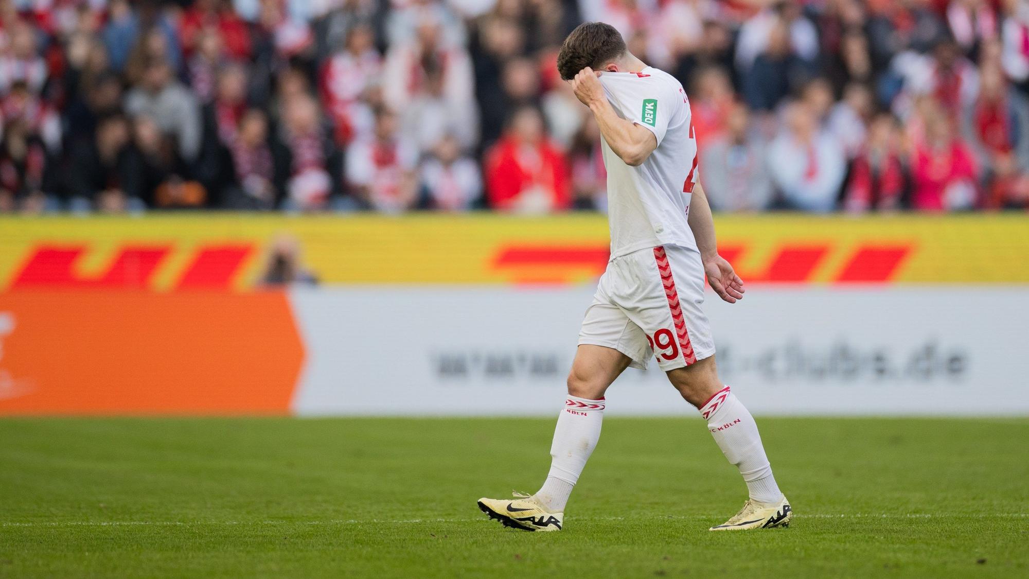 Kölns Jan Thielmann verlässt nach einer Roten Karte das Feld.