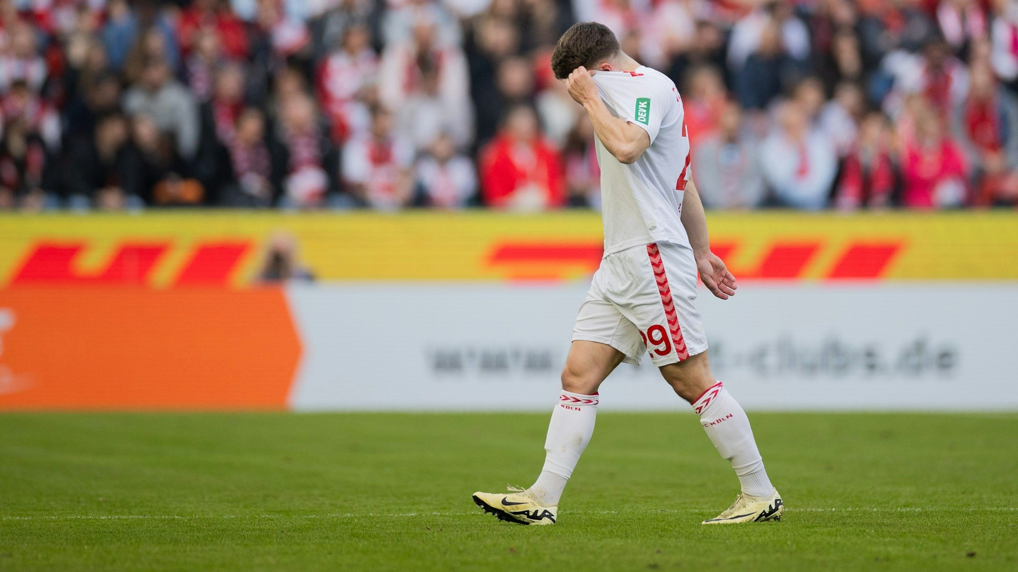 Kölns Jan Thielmann verlässt nach einer Roten Karte das Feld.